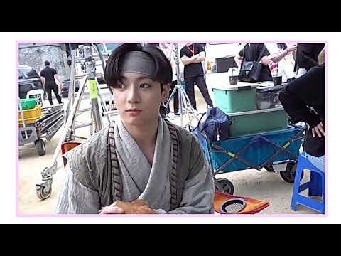 [BANGTAN BOMB] Jungkook playing with Chicken on Daechwita Set
