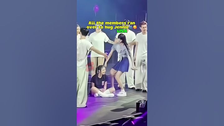 Jisoo, Rosé, and Lisa ran over to hug Jennie #jisoo #jennie #rosé #lisa #blackpink