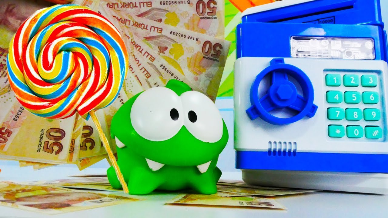 Om Nom de juguete. La caja fuerte. Vídeo para niños.