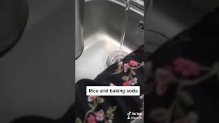 #shorts Hack how to clean your spice mill grinder Astuce nettoyer moulin à épices حيلة مفيدة