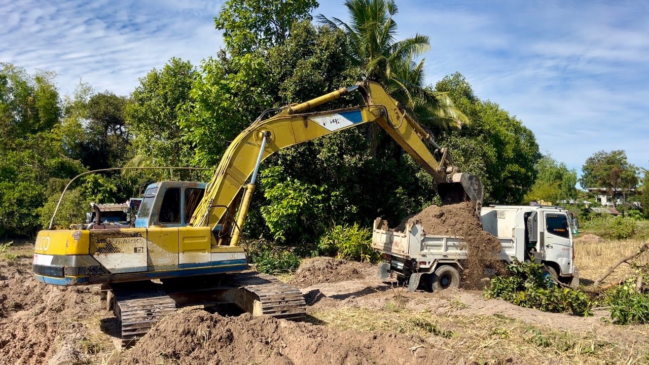 KOBELCO SK200-1 ทีมงานเสี่ยต้นกับงานขุดลอกดินหน้านาใส่ดั้ม6ล้อวิ่งงานถมที่
