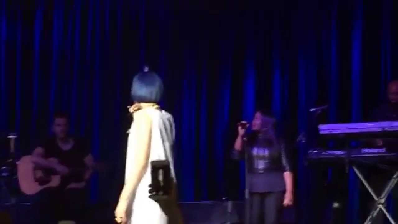 Fan Singing Halo With Jessie J 9 15 15 Reykjavik Iceland Youtube