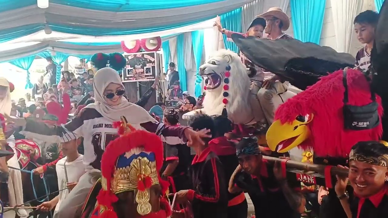 SI CANTIK DARI KELUARGA HAJAT  NAIK KUDA RENGGONG CUTA MUDA GROUP#cutamuda #kudarenggong