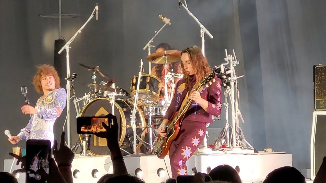 Greta Van Fleet - The Barbarians (Live Debut) Chicago 2021