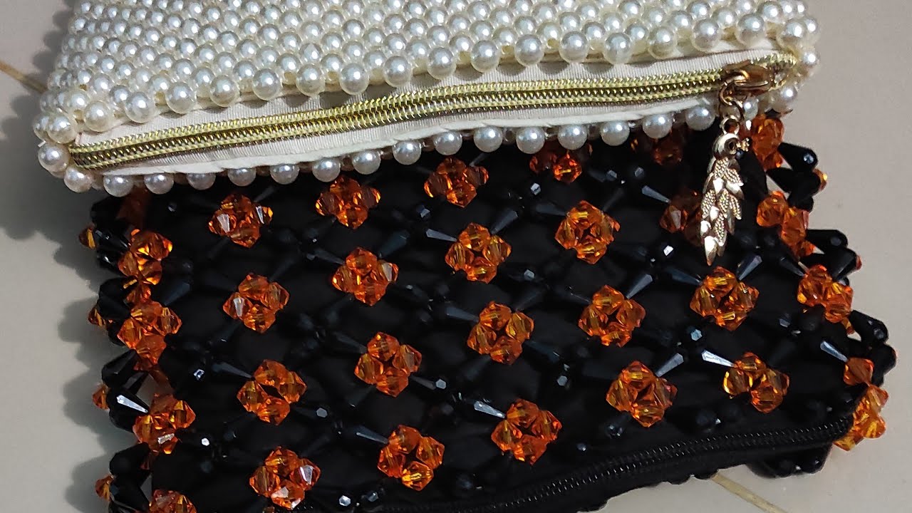 পুথির ব্যাগে কাপড় লাগানো হয়েছে খুব সহজভাবে।