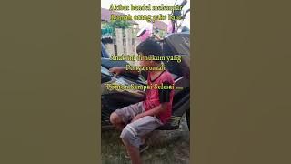 Akibat melempar batu ke rumah orang,anak kecil ini diberi pelajaran oleh pemilik rumah..