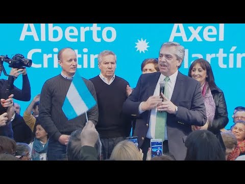 Alberto Fernández y Axel Kicillof en Temperley con Jubilados