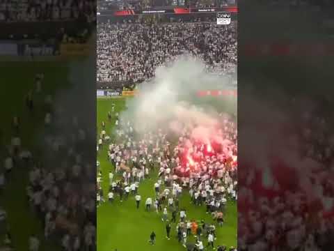Eintracht fans invade the pitch ????????????️