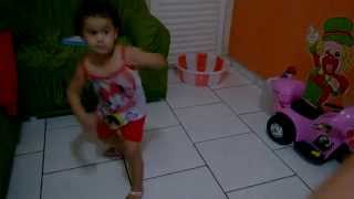 Emanuelly Dançando E Cantando