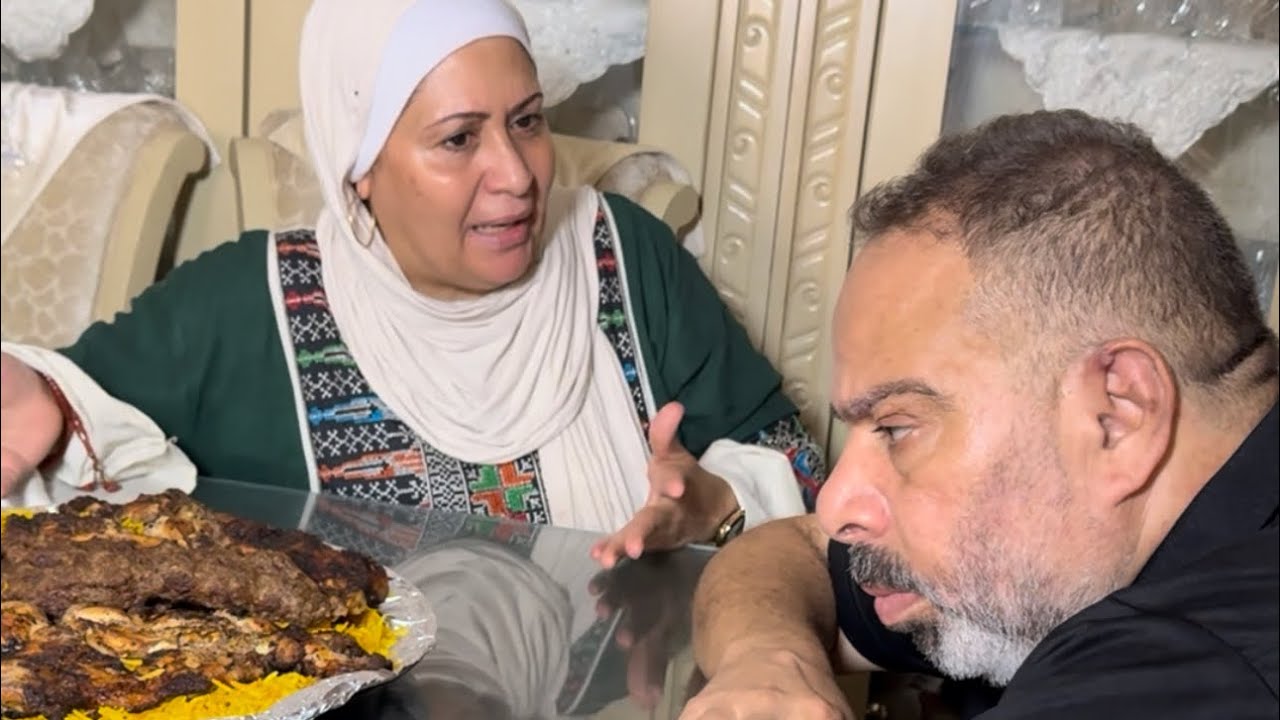 الاب منع مرات ابنه من الطعام معهم على السفرة 