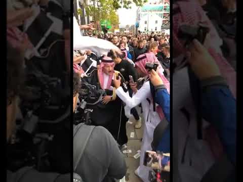 جماهير نيوكاسل متجمعين على ابراهيم الفريان يحسبونه رئيس النادي