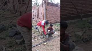 the building master teaches his members to cut iron correctly... #seputarbangunan #constructiontips