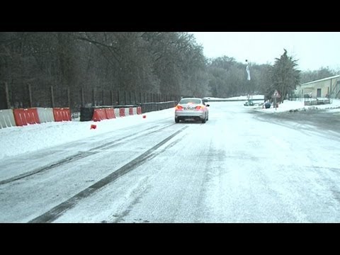 Vidéo: Quelles sont les trois clés du contrôle du véhicule dans la neige ?