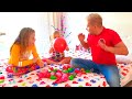 Alicia, papá y hermana están jugando divertidos juegos para niños con globos