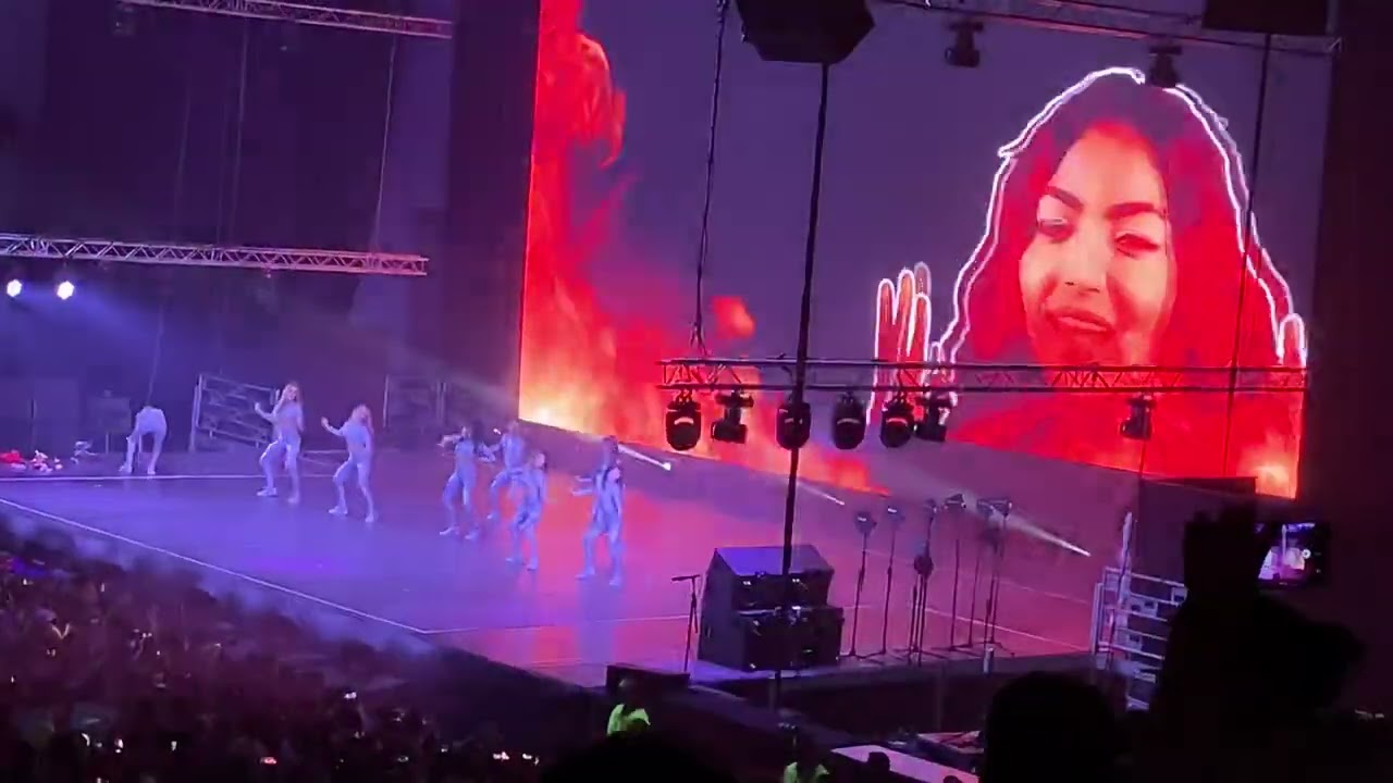 Sabina Speech Future Me Na Na Na Pas Le Choix Beautiful Life WYF Tour Now United Porto Portugal