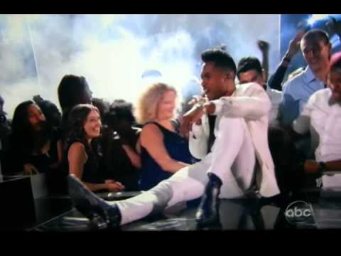 Miguel billboard music awards 2013 leg drops audience member