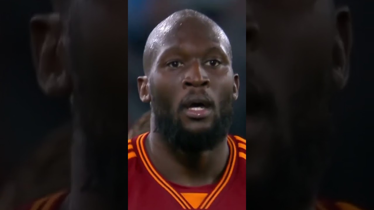 Lukaku is shown a STRAIGHT RED CARD for this reckless challenge! 🟥 