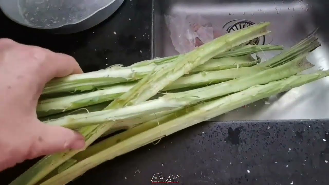 Αυγολέμονο αρνί με το κοτσάνι από το αγκιναρόφυλλο