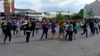 Классный танец томичей в день России.