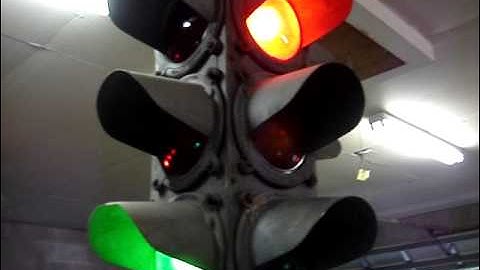 Darley 9 bulb 3 way traffic signal with internal controller