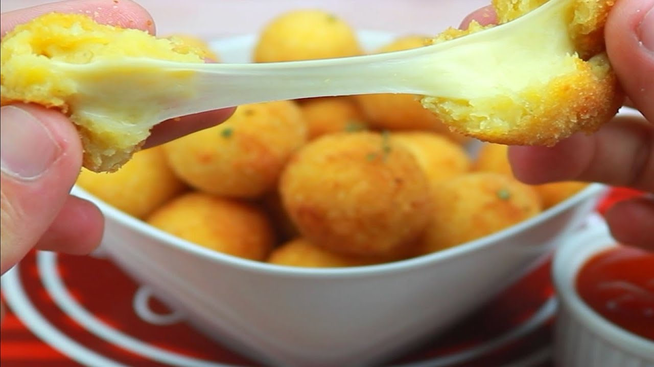 BOLINHA DE QUEIJO COM MASSA DE MILHO