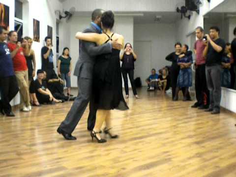 Professor Adriano Silva dana milonga com Mary