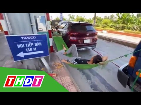 Video Tài xế mắc võng, dùng tiền âm phủ để phản đối thu phí... - youtube