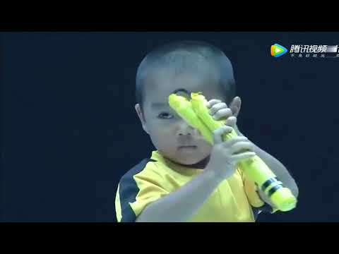 回顾日本6岁小孩模仿李小龙表演双截棍，居然惊人的相似！