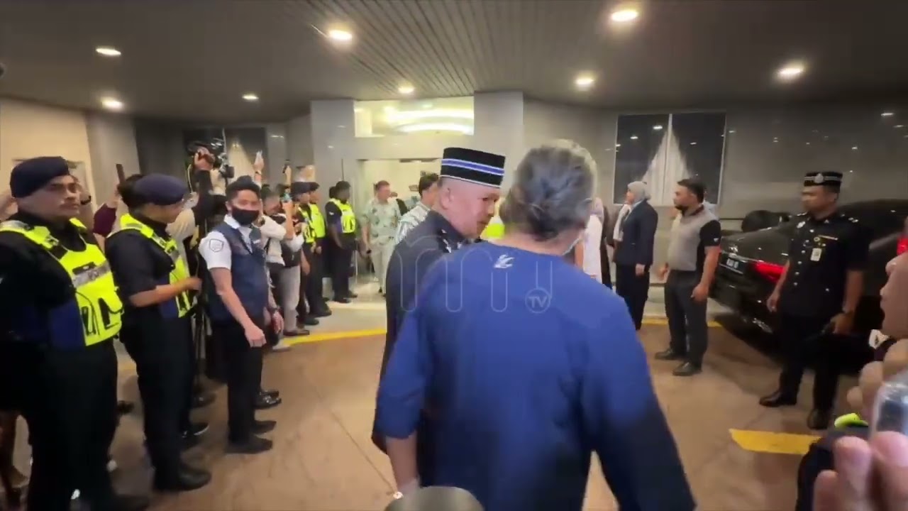 Jenazah Allahyarham Tun Abdullah Ahmad Badawi dibawa keluar dari perkarangan IJN