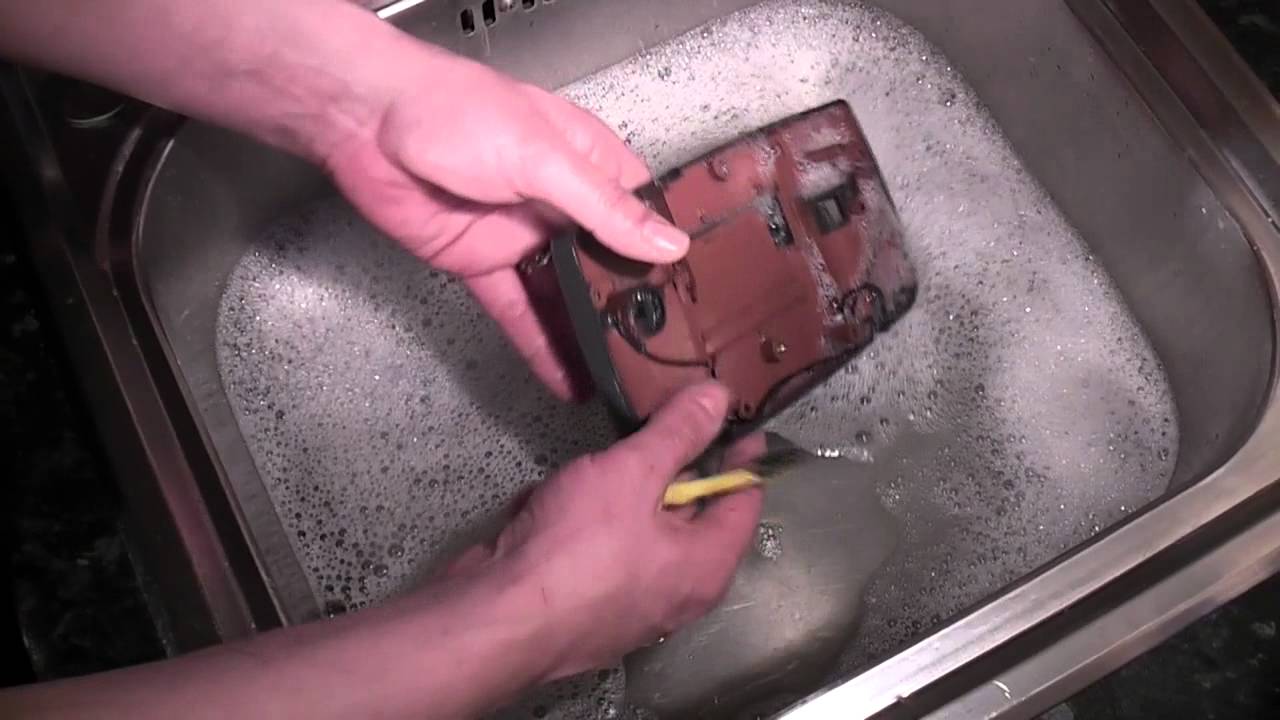 Sega Game Gear Tutorial - Deep Cleaning the case and buttons