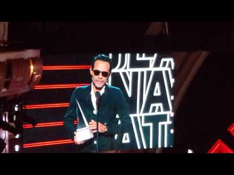 Video: Marc Anthony Dedikerer Prisen Til Sønn Latin American Music Awards