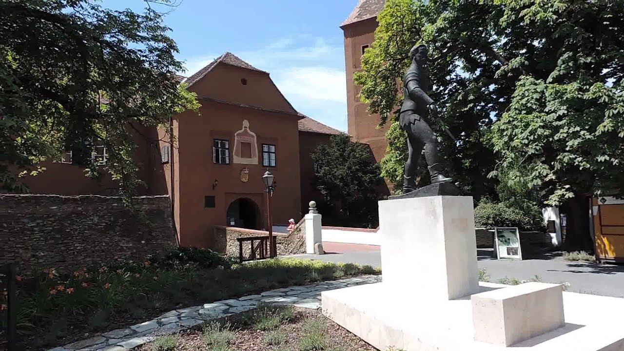 Hungary.  Kőszeg. Внутренний двор крепости и памятник Юришичу