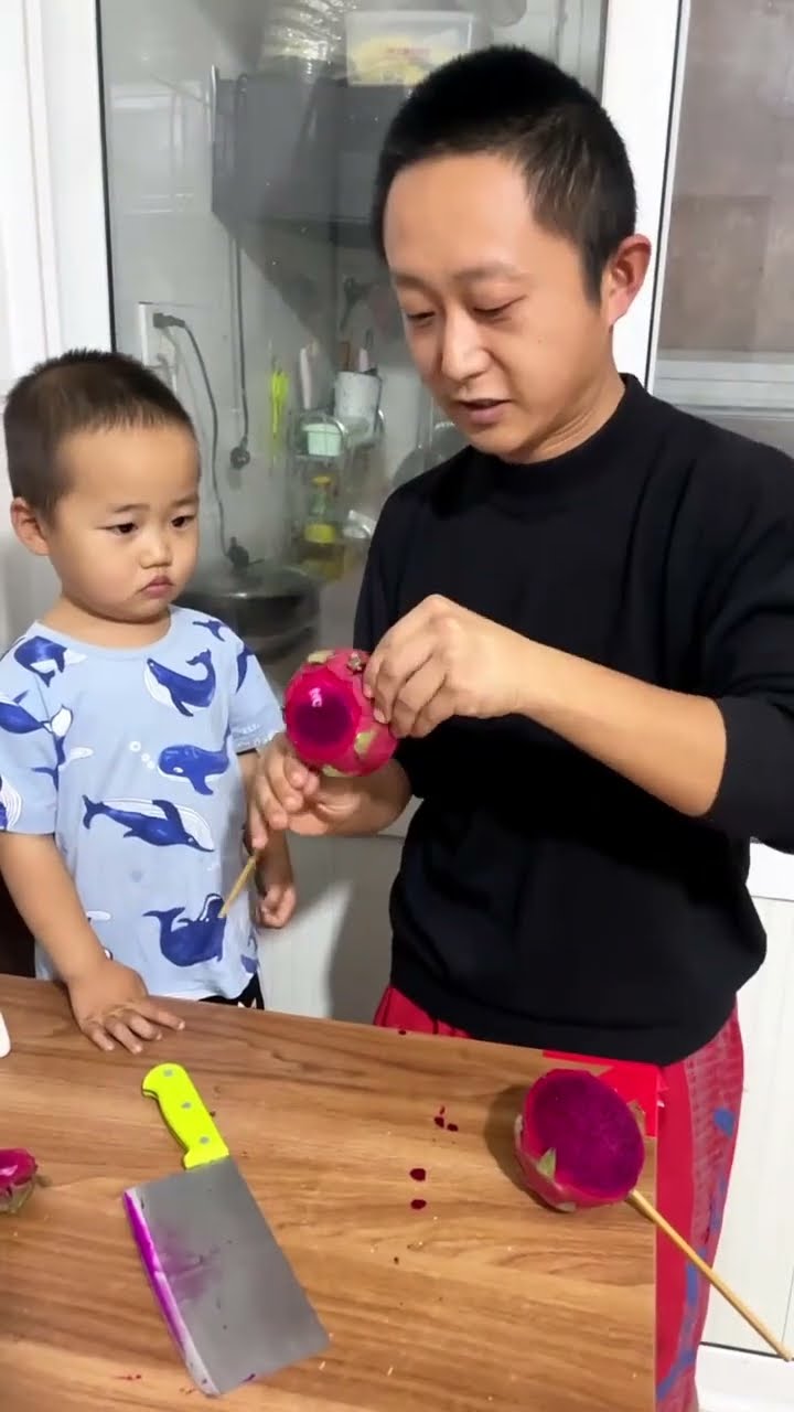 爸爸花式切火龙果，还得是他厉害！#Cute baby#Cute#呆萌小米宝#聪明宝宝#萌娃