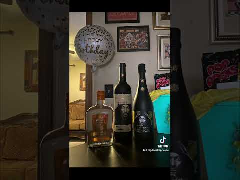 Snoopdogg Drinks Relaxing Staycation
