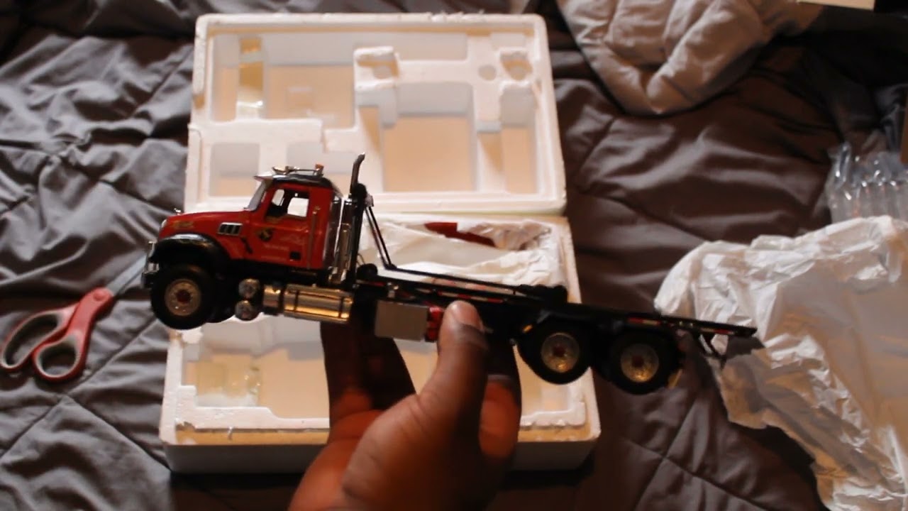 Tracteur Mack Granite Rouge Flammes - First Gear 1/34 - Métal - Occasion
