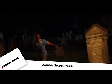 EL ZOMBIE DEL CEMENTERIO - Broma De Terror / Scare Prank - BarryBeeTV