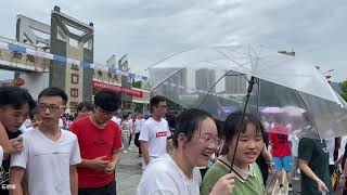 2020年高考現場實拍：很多家長守候在考場外，等待學生考完出來