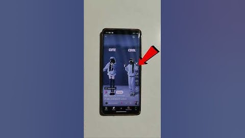 Lihat 👀apa yang dilakukan gadis ini 🥰 di ponselnya #lucu #tiktok #celana pendek #sihir