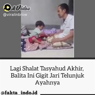 lagi sholat tasyahud akhir anak nya gigit jari ayahnya