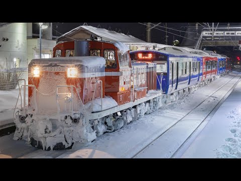 男鹿線 EV-E801系 大雪のため立ち往生 DE10による救援 - YouTube