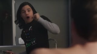 The Flash - Cisco sings Poker-Face (01X01)