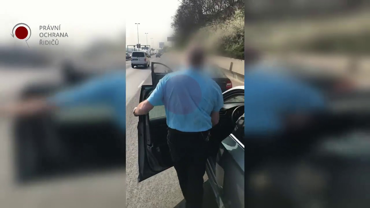Civilní zaměstnanec hasičů zastavil v Praze řidiče za použití modrých majáků