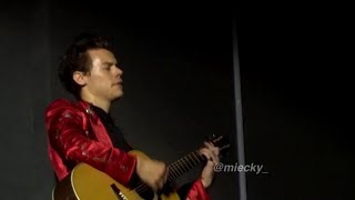 Harry performing 'Girl Crush' without microphone in Tokyo, Japan tonight (Dec 8th)