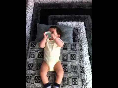 Telefonla oynayan bebek