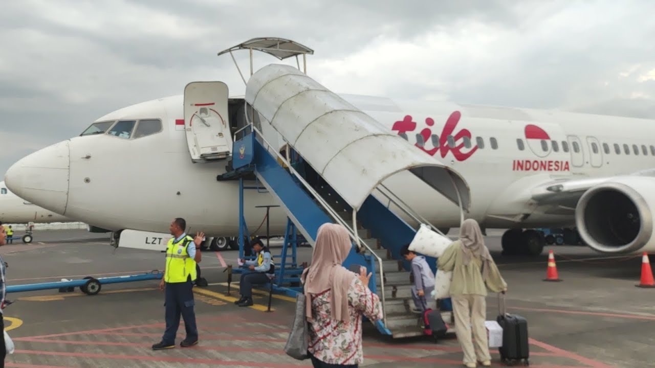 Batik Air Boeing 737-800 PK-LZT Take Off From Malang