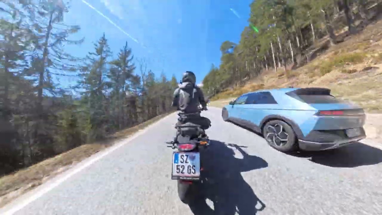Traffic Can't Stop Me - KTM 790 Duke Rips Through the Fernpass