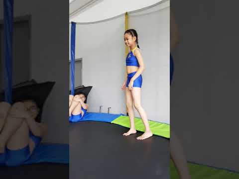 วีดีโอ: วิธีการมีท่าทางที่เหมาะสม (เด็กผู้หญิง): 12 ขั้นตอน (พร้อมรูปภาพ)