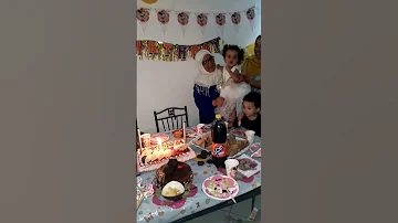 نفخ على شمعة وهوا مو صاحب عيد ميلاد 