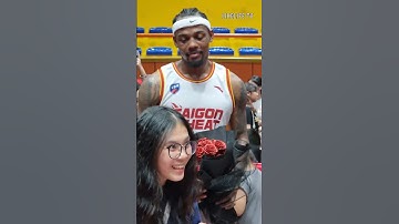 Trực Nhân, Phú Vinh, Hassan Thomas & nam thần Kim Bản bên fan ngày Saigon Heat wins #vba #basketball