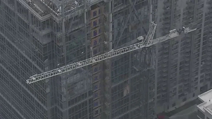 Tower crane becomes unstable up in the air, in dan...